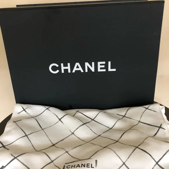 Classic and iconic Chanel reissue 2.55 in black calf leather. Like new condition - Picture 7 of 11